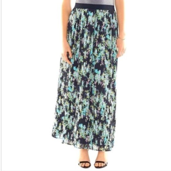 LC Lauren Conrad Dresses & Skirts - 🌻2/$30 LaurenConrad NavyFloralAccordionCrepeSkirt